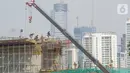 Pekerja menyelesaikan proyek pembangunan Light Rail Transit (LRT) Jabodebek di ruas Jalan Rasuna Said, Jakarta, Jumat (7/8/2020). PT Adhi Karya akan memprioritaskan pengerjaan proyek infrastruktur berlabel proyek strategis nasional (PSN) di tengah pandemi COVID-19. (Liputan6.com/Fery Pradolo)