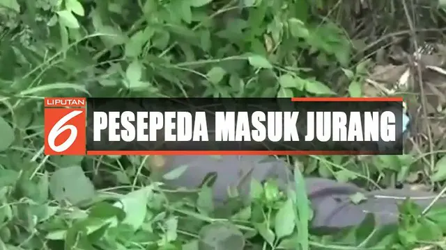 Seorang pria tewas terperosok masuk jurang sedalam lima meter saat bersepeda di Klapanunggal, Bogor, Jawa Barat.