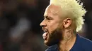 Pemain Paris Saint-Germain Neymar melakukan selebrasi usai mencetak gol ke gawang AS Monaco pada pertandingan L1 Prancis di Stadion Parc des Princes, Paris, Prancis, 12 Januari 2020. (Photo by Anne-Christine POUJOULAT/AFP)