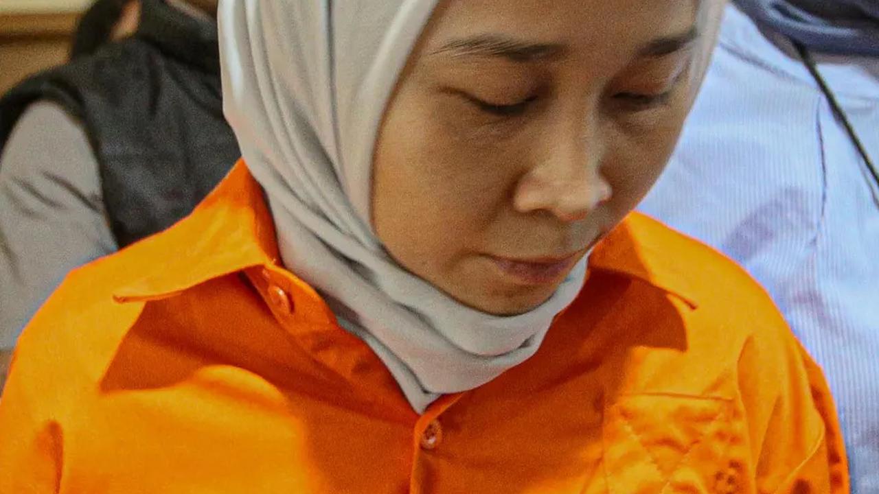 Rihani Menangis Tersedu Bacakan Pledoi, Beberkan Kronologi Terlibat Penjualan Iphone