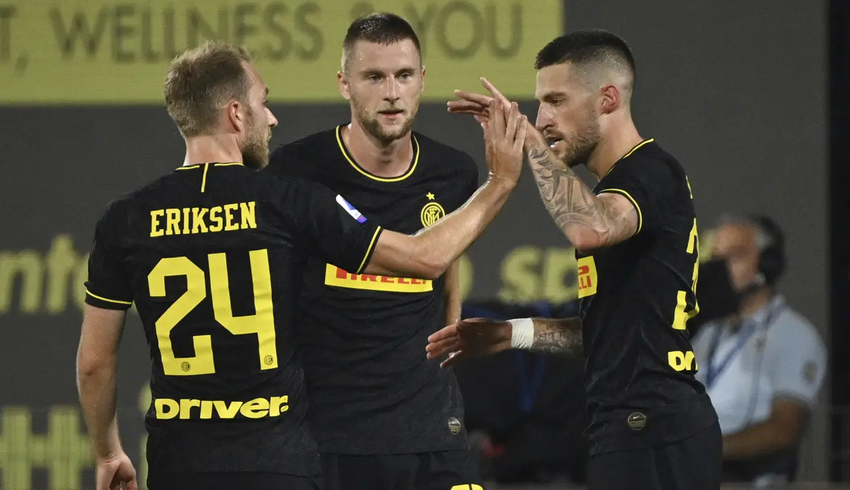 Pemain Inter Milan merayakan gol yang dicetak Cristiano Biraghi ke gawang SPAL pada laga lanjutan Serie A pekan ke-33 di Stadio Paolo Mazza, Jumat (17/7/2020) dini hari WIB. Inter Milan menang 4-0 atas SPAL.  (Massimo Paolone/LaPresse via AP)