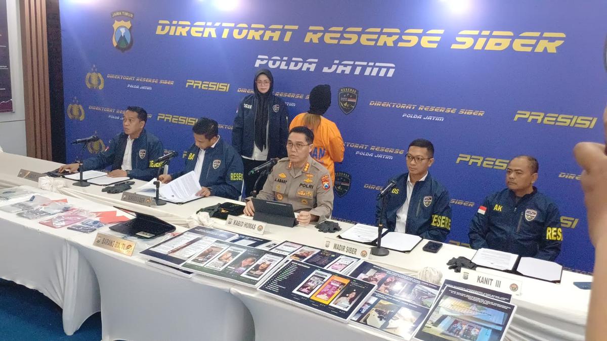 Polda Jatim bongkar penipuan arisan online. (merdeka.com/Erwin Yohanes).