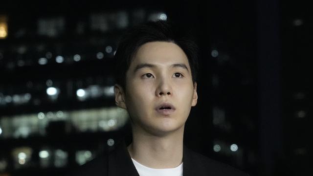 Suga BTS datang ke Kantor Polisi Yongsan pada 23 Agustus 2024. (AP Photo/Ahn Young-joon)