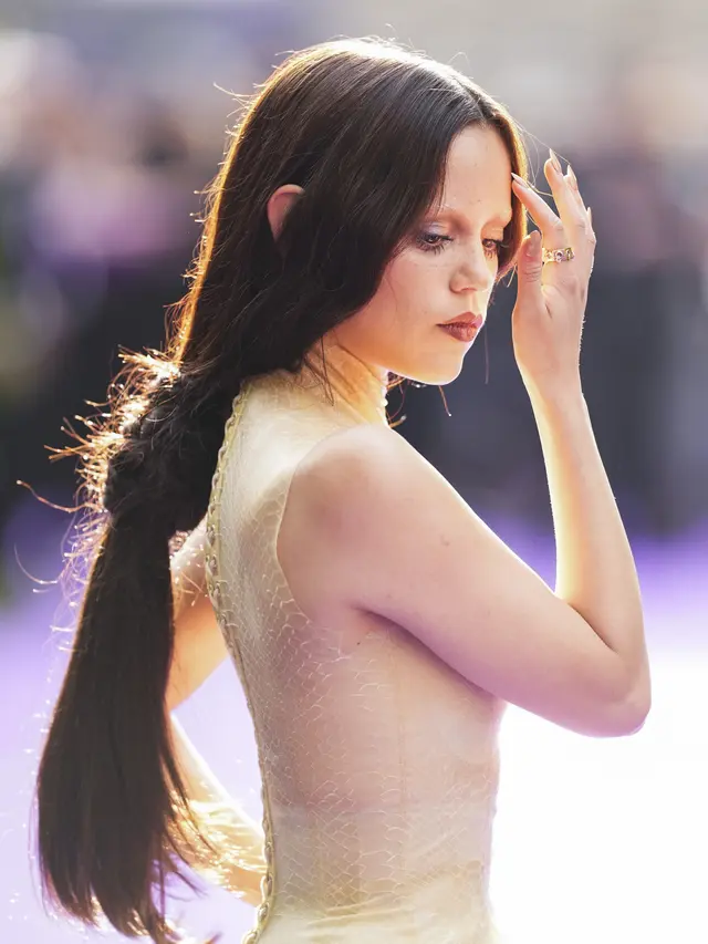 Gaya Dark Beauty Jenna Ortega Saat Hadiri Premiere Wednesday Season 2
