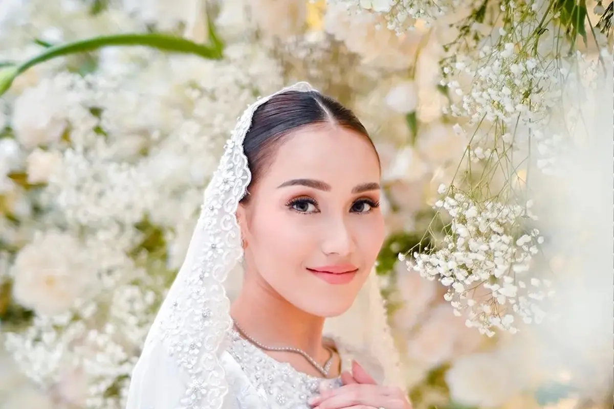 6 Gaya Ayu Ting Ting Pakai Busana Rancangan Ayung berinda hingga Hari Pertunangannya