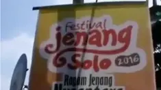 Minibus oleng setelah truk didepannya pindah jalur secara mendadak, hingga