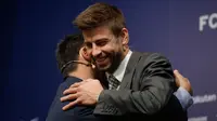 Bek Barcelona asal Spanyol, Gerard Pique dan Presiden Barcelona FC, Josep Maria berpelukan seusai pengumuman resmi perpanjangan kontraknya di stadion Camp Nou, Senin (29/1). Pique memperpanjang kontraknya bersama Barcelona hingga 2022 (AP/Manu Fernandez)