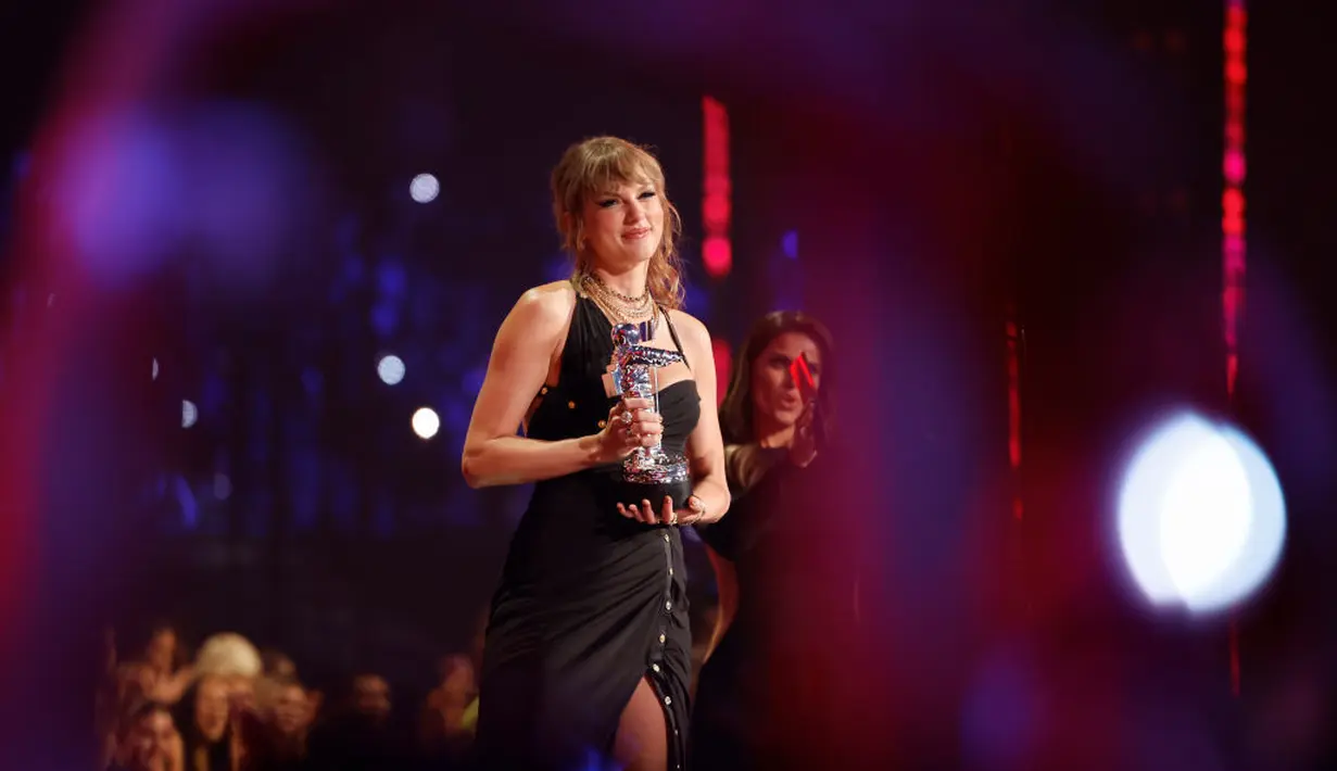 Taylor Swift membuat sejarah di VMA tahun lalu saat ia menjadi artis pertama yang memenangkan penghargaan Video of the Year sebanyak 3 kali. [Foto: Instagram]