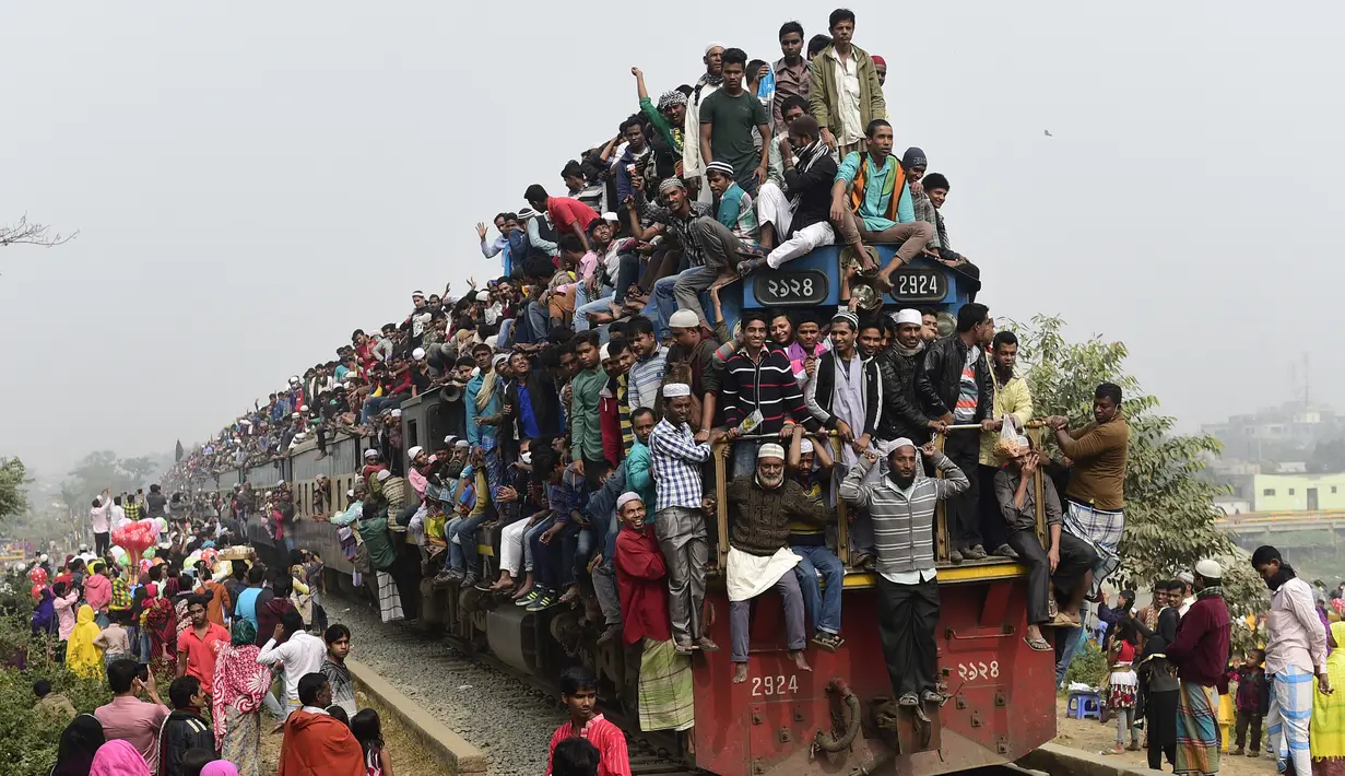 Umat Muslim Bangladesh menaiki kereta yang penuh sesak setelah ikut dalam Akheri Munajat, atau doa terakhir, di Biswa Ijtema, atau World Muslim Congregation, di Tongi, sekitar 30 km sebelah utara Dhaka, 10 Januari 2016. (AFP PHOTO/Munir uz ZAMAN)