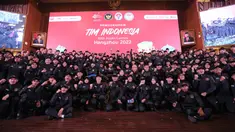 Menpora Dito Ariotedjo dan Menteri Pekerjaan Umum dan Perumahan Rakyat (PUPR) Basuki Hadimuljono sekaligus Ketua Kontingen Tim Indonesia untuk Asian Games 2022 foto bersama para atlet usai upacara pengukuhan kontingen Indonesia di Jakarta, Selasa (19/9/2023). Indonesia akan mengirimkan 413 atlet untuk bersaing pada 30 cabang olahraga dengan target membawa pulang 12 medali emas. (Liputan6.com/Faizal Fanani)