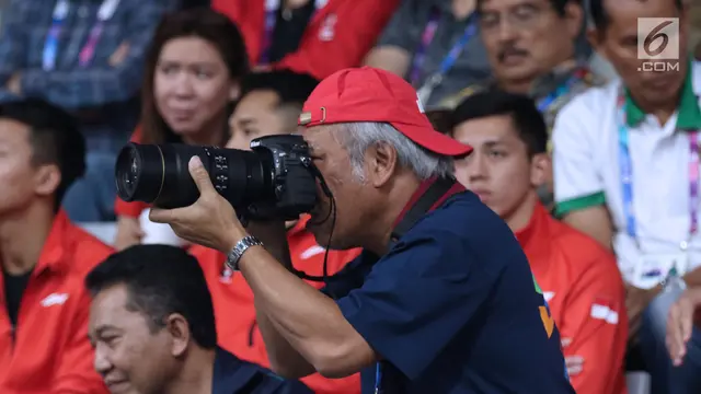 Gaya Menteri Basuki Abadikan Semifinal Bulu Tangkis Asian Games 2018