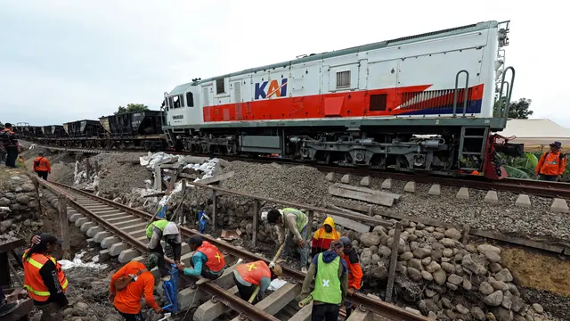 Petugas teknisi PT KAI dan pekerja melakukan perbaikan jalur rel kereta api yang terdampak banjir di Desa Papanrejo, Kecamatan Gubug, Kabupaten Grobogan, Jawa Tengah, Kamis (23/1/2025).