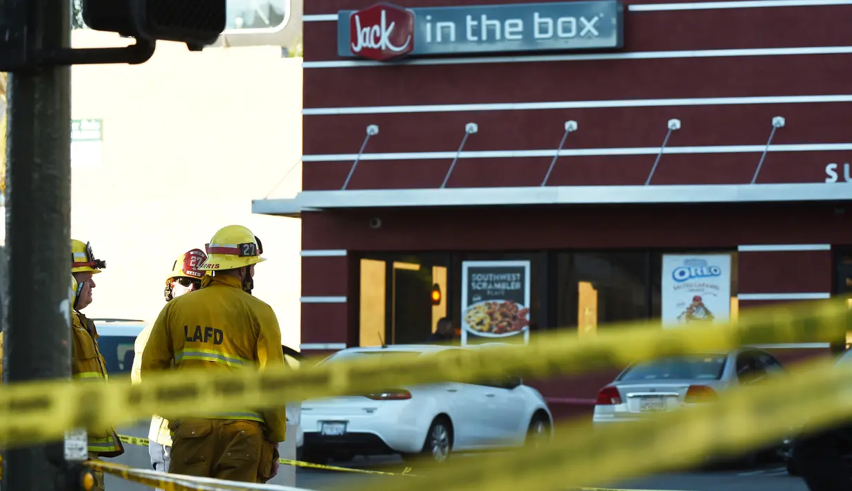 Pemadam kebakaran dikerahkan ke lokasi aksi penyerangan dengan pisau di sebuah restoran cepat saji, di Hollywood, California, Selasa (31/1). Polisi tengah menyelidiki motif pelaku penyerangan tersebut yang menusuk beberapa pengunjung. (Robyn Beck/AFP)