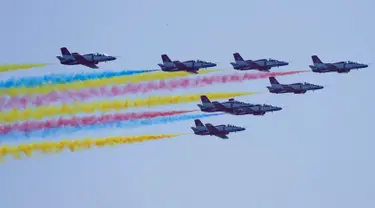 Jet tempur K-8 dari Tim Aerobatic "Hongying" Angkatan Udara China melakukan manuver pada China Airshow 2018 di Guangdong, Selasa (6/11). Pertunjukan ini menjadi ajang memamerkan kekuatan Angkatan Udara Tentara Pembebasan Rakyat China. (AP/Kin Cheung)