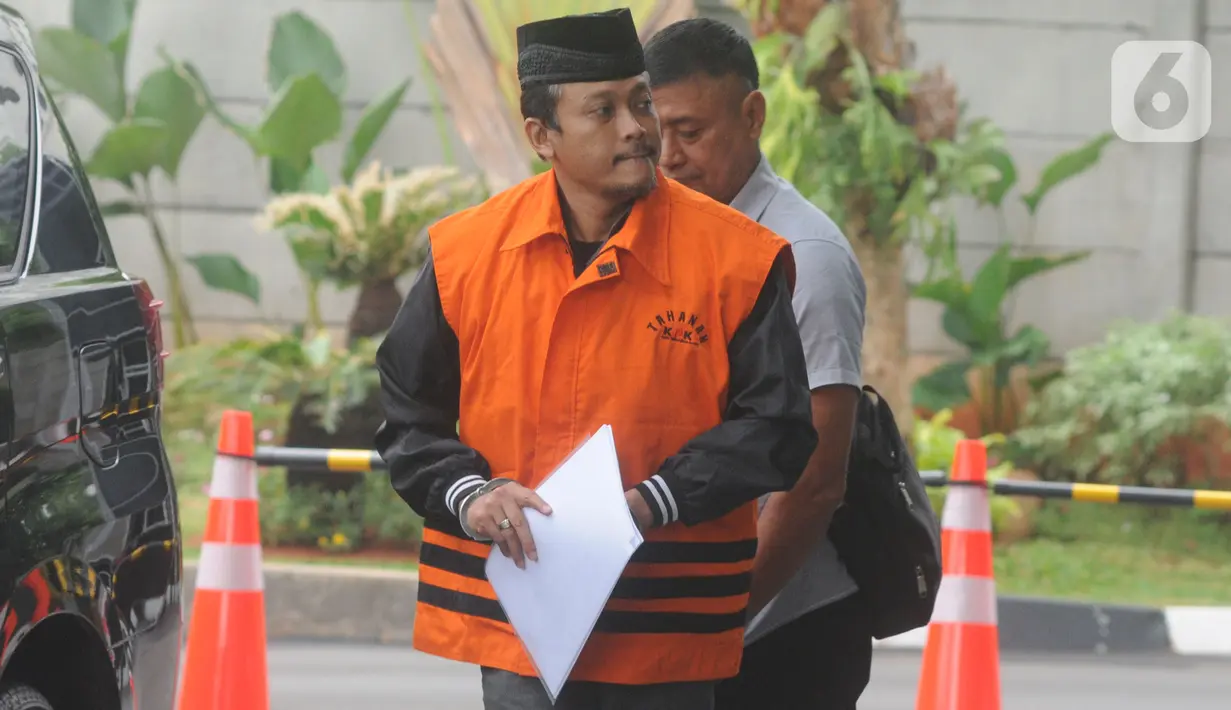 Pejabat Pembuat Komitmen di Satuan Kerja Pelaksanaan Jalan Nasional XII Balikpapan, Andi Tejo Sukmono tiba untuk pemeriksaan di Gedung KPK, Jakarta, Rabu (27/11/2019). Andi diperiksa sebagai tersangka suap pengadaan proyek jalan di Provinsi Kalimantan Timur tahun 2018-2019. (merdeka.com/Dwi Narwoko)