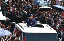 VIDEO: Presiden Prabowo Berdiri Gagah dari Mobil Maung Garuda Sapa Rakyat saat Menuju Istana