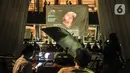 Warga menyaksikan fenomena gerhana bulan total atau Bloodmoon di Taman Ismail Marzuki, Jakarta Pusat, Selasa (8/11/2022). Warga tetap antusias mendatangi Taman Ismail Marzuki untuk menyaksikan fenomena Gerhana Bulan Total yang digelar oleh Planetarium dan Obersevasi Jakarta (POJ) meski turun hujan dan hanya melihat dari siaran langsung (streaming). (merdeka.com/Iqbal S Nugroho)