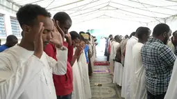 Muslim Kenya Sholat Jumat pertama bulan suci Ramadhan, di Masjid Noor, Nairobi, Kenya, Jumat, 24 Maret 2023, di mana umat Islam di seluruh dunia tidak makan, minum, dari fajar hingga senja. (AP Photo/Sayyid Abdul Azim)