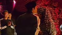 Gus Iqdam Romantis Banget saat Beri Kejutan Ulang Tahun untuk Istri. (TikTok)