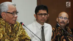 Pansel calon hakim MK Harjono (kiri), Wakil Ketua KPK Laode M Syarif (tengah) dan Anggota Pansel MK Mas Achmad Santosa (kanan) memberikan keterangan kepda awak media usai melakukan pertemuan dengan KPK, Jakarta, Senin (9/7). (Merdeka.com/Dwi Narwoko)