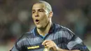 7. Ronaldo (Inter Milan), tak ada oranng yang meragukan kemampuan gocekan pria asal Brasil ini. Il Phenomenon merupakan salah satu pesepak bola terbaik yang pernah ada di dunia. (AFP/Eric Cabanis)