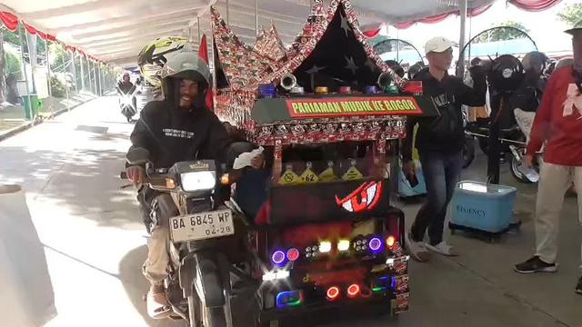 Keluarga Asal Padang Tempuh Ratusan Kilometer Demi Mudik ke Bogor, Naik Bentor Berhias Rumah Gadanga