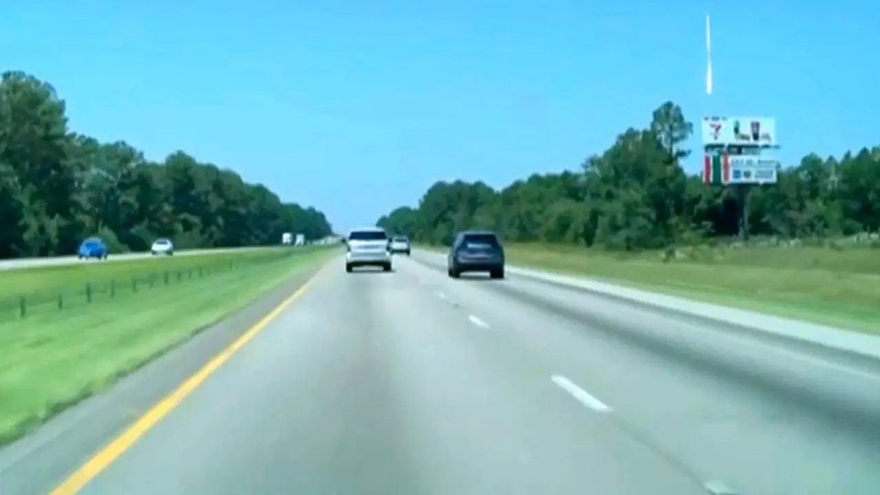 Foto yang diambil dari rekaman video ini menunjukkan sebuah benda terang melintas di langit di McDonough, Georgia, Amerika Serikat pada Kamis (26/6/2025).