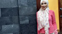 Sejak mengenakan hijab, Anisa mengaku banyak mengalami perubahan yang terjadi di dirinya, kini ia merasa lebih tenang dan sabar dalam mneghadapi suatu masalah, Jakarta, (18/7/14) (Liputan6.com/ Panji Diksana)