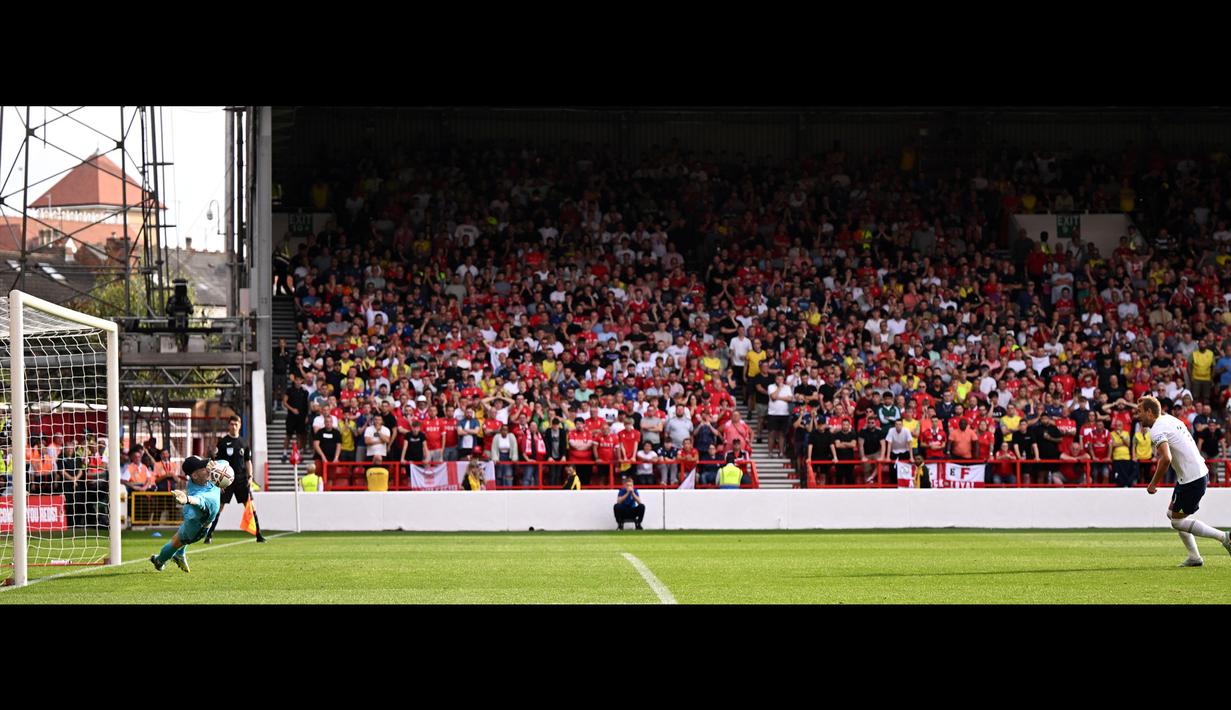 Dean Henderson berhasil mengagalkan penalti striker Tottenham, Harry Kane yang seharusnya menjadi gol ketiga dirinya dalam laga tersebut. (AFP/Oli Scarff)