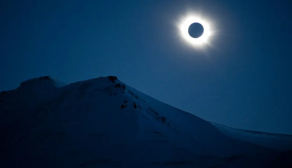 Gerhana matahari total yang terlihat dari Kepulauan Svalbard, Norwegia, Jumat (20/3/2015). (AFP PHOTO/NTB Scanpix/JON Olav NESVOLD)