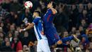 Pemain Barcelona Luis Suarez berebut bola dengan bek Spanyol Espanyol Marc Navarro pada laga leg kedua perempat final Copa del Rey di Camp Nou, Kamis (25/1). Barcelona memetik kemenangan dua gol tanpa balas atas lawannya. (AFP PHOTO/LLUIS GENE)