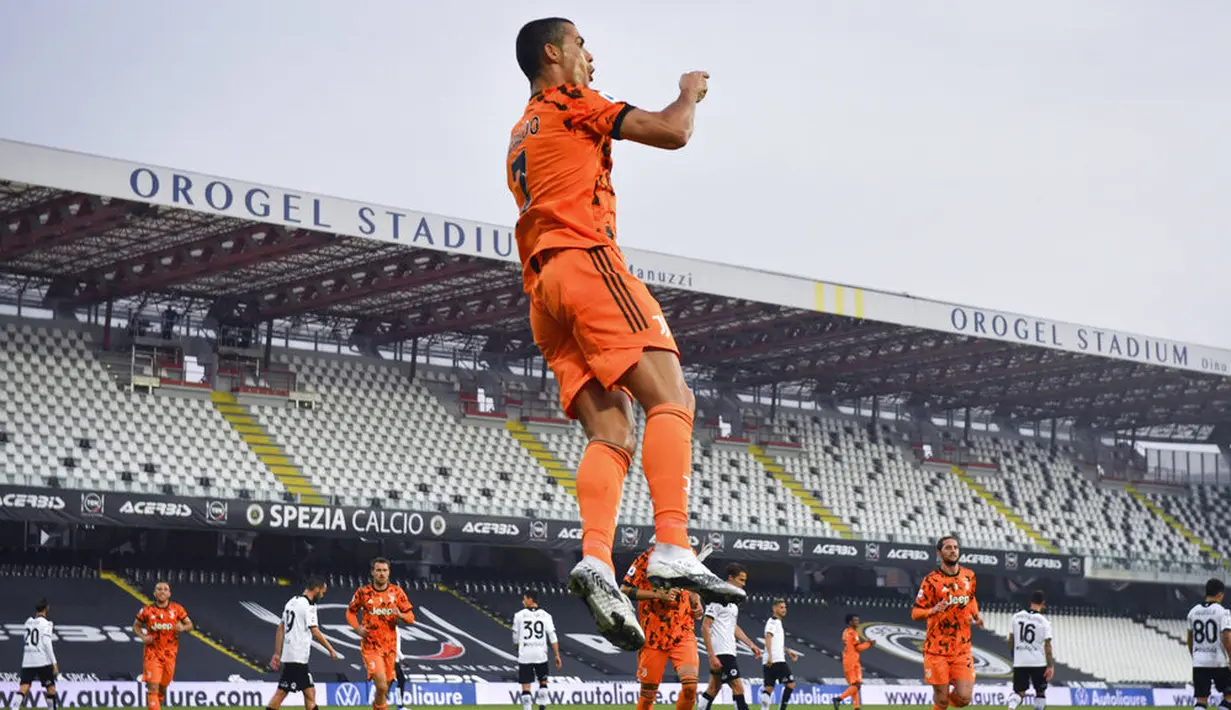 Striker Juventus, Cristiano Ronaldo, melakukan selebrasi usai mencetak gol ke gawang Spezia pada laga Liga Italia di Stadion Dino Manuzzi, Minggu (1/11/2020). Juventus menang dengan skor 4-1. (Massimo Paolone/LaPresse via AP)