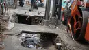 Kondisi trotoar yang rusak dan berlubang di Jalan Raya Pasar Minggu, Jakarta, Jumat (13/9/2019). Selain mengganggu kenyamanan, kondisi trotoar yang rusak tersebut juga membahayakan pejalan kaki, terutama saat malam hari. (Liputan6.com/Immanuel Antonius)