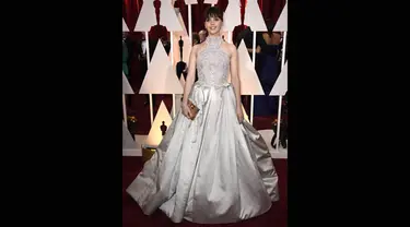 Nominator aktris terbaik, Felicity Jones tampil elegan di red carpet Oscar 2015 di Los Angeles, Hollywood, Minggu (22/2). (Frazer Harrison/Getty Images/AFP)