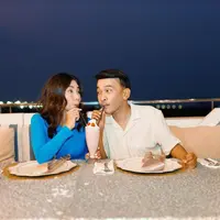 Pasangan selebriti Ruben Onsu dan Sarwendah baru saja merayakan anniversary pernikahan ke-10. Sejak menikah, pasangan ini dikenal harmonis dan mesra. 22 Oktober 2023 lalu pasangan ini meluangkan waktu untuk merayakan bersama keluarga. [Instagram/sarwendah29]