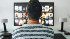 5 Kebiasaan Menonton TV yang Bisa Membuat Pemakaian Listrik Bertambah, Awas Tagihan Membengkak