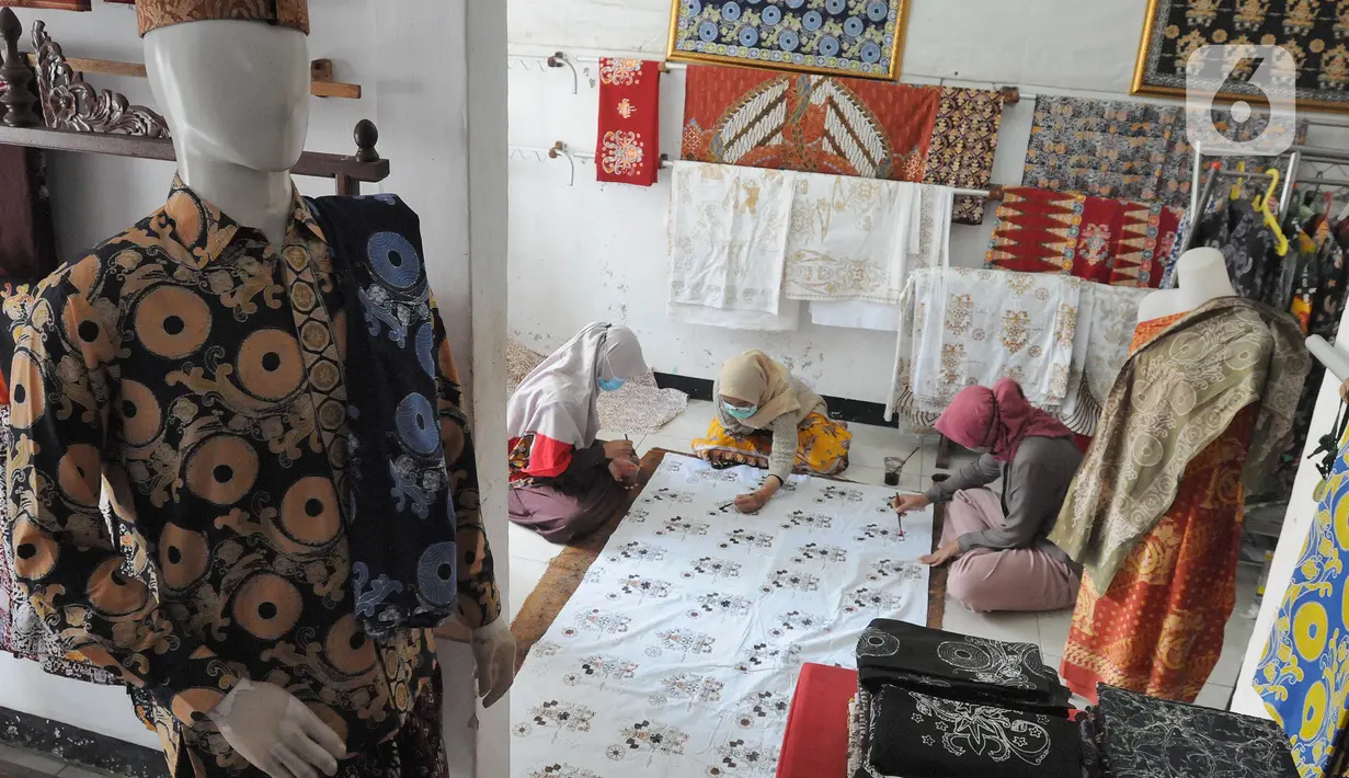 Warga menyelesaikan pembuatan batik di sentra batik Depok Tradjumas, Kamis (24/2/2022). Produksi Batik Depok kembali menggeliat setelah diberlakukannya pembelajaran tatap muka (PTM) Kota Depok di mana murid SD dan SMP menggunakan seragam batik produksi mereka. (merdeka.com/Arie Basuki)
