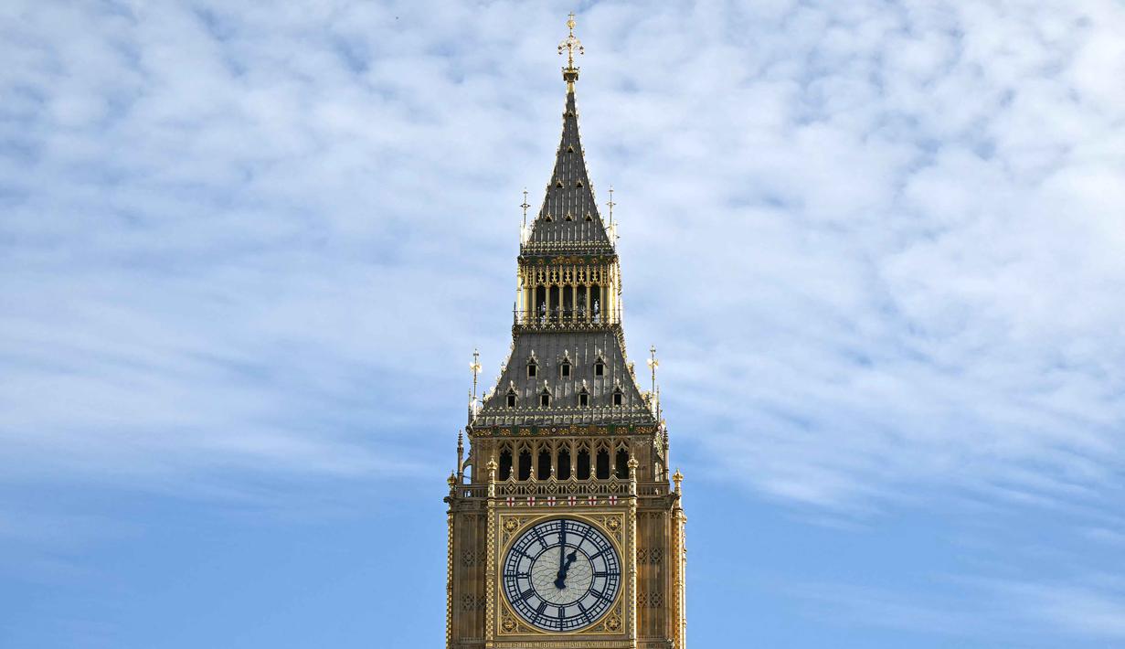 Akhir pekan ini, pembuat jam Inggris Ian Westworth bersiap menghadapi kekhawatiran dari warga London yang yakin bahwa jam terkenal negara tersebut, Big Ben, telah rusak. (Justin TALLIS/AFP)