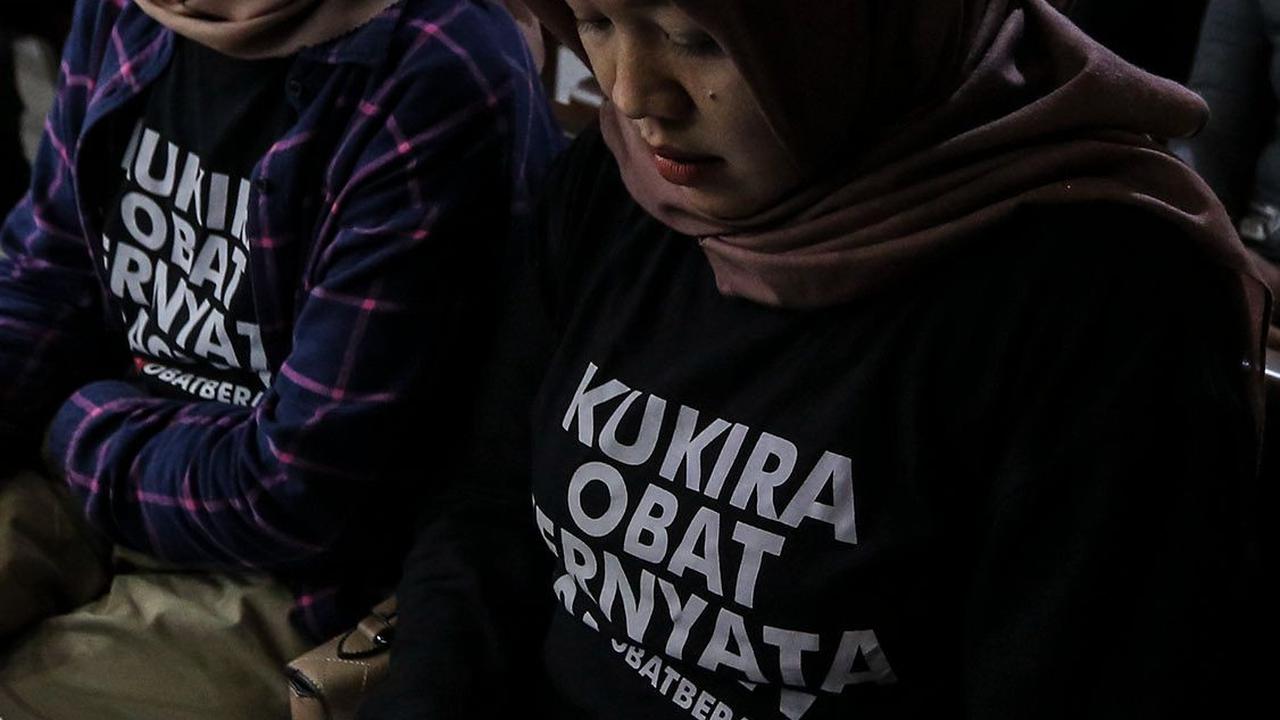 Selama menjalani sidang lanjutan gugatan class action GGAPA, tatapan mata Solihah selalu tertuju layar ponselnya yang terdapat foto-foto anaknya yang menjadi korban gangguan ginjal akut progresif atipikal.