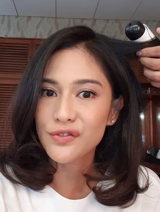 Saat menjadi pembicara di Fimelahood From Home, Kamis (16/4/2020), Dian menceritakan kondisinya sekarang ini. Ia mengaku lebih stress saat harus bekerja dari rumah ketimbang aktivitas yang dilakukannya selama ini. (Instagram/therealdisastr)