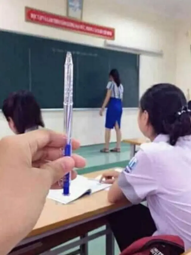 6 Potret Warna Baju Guru Ini Mirip dengan Benda yang Dibawa Murid, Kocak