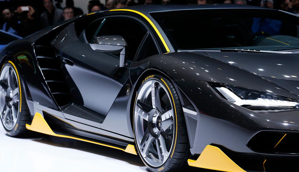 Mobil Lamborghini Centenario tampak samping dipamerkan pada 86 International Motor Show di Jenewa , Swiss , 1 Maret 2016. Dikabarkan bahwa Centenario dibekali mesin V12 6.500 cc dengan top speed sekitar 344 km per jam.( REUTERS / Denis Balibouse)