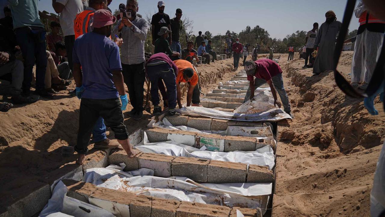 FOTO: Pemakaman Massal Warga Palestina yang Ditahan Israel di Gaza