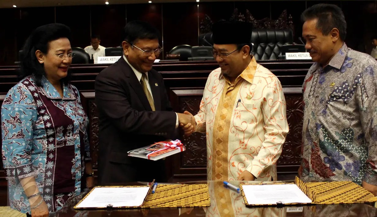 Wakil Ketua DPD Farouk Muhammad (kedua kiri) berjabat tangan dengan Ketua BPK Harry Azhar Aziz (kedua kanan) usai Sidang Paripurna DPD, Jakarta, Rabu (7/10/2015). Sidang membahas penyampaian ikhtisar hasil pemeriksaan BPK RI. (Liputan6.com/Johan Tallo)