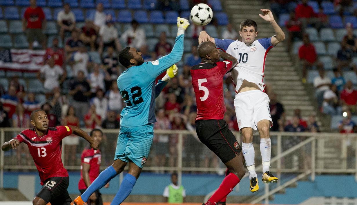 Kiper Trinidad Tobago, Adrian Foncette, meninju bola saat melawan Amerika Serikat pada laga kualifikasi Piala Dunia di Stadion Ato Boldon, Selasa (10/10/2017). Trinidad dan Tobago menang 2-1 atas  Amerika Serikat. (AP/Rebecca Blackwell)