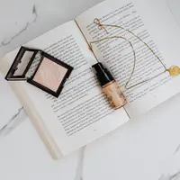 Ilustrasi makeup yang sering digunakan, salah satunya foundation. Credits: pexels.com by Karolina Grabowska