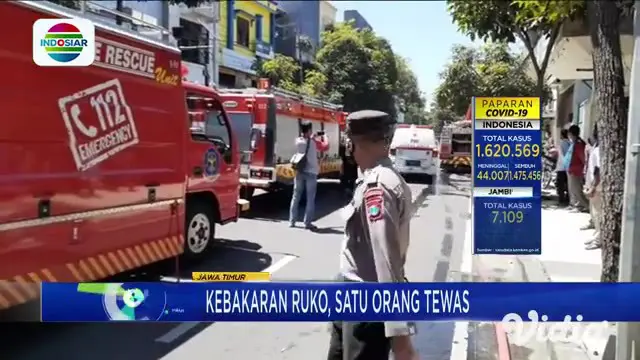 Sejumlah petugas damkar berusaha mengevakuasi saat ruko Jalan Genteng Besar, Surabaya hangus terbakar pada Rabu siang (21/4). Akibat dari kebakaran tersebut, tiga orang mengalami pingsan dan seorang tewas dalam perjalanan.