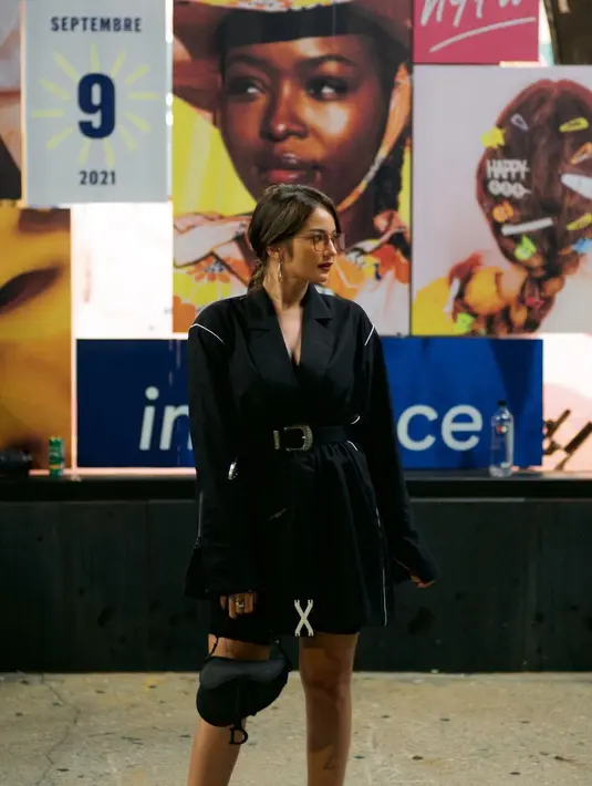 Tak heran jika pesona Enzy Storia berhasil luluhkan hati Molen Kasetra bukan, Sahabat FIMELA? Lihat OOTD Enzy Storia di foto ini yang memukau mengenakan outfit serba hitam. [Foto: Instagram/enzystoria]