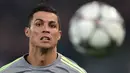 Penyerang Real Madrid, Cristiano Ronaldo, berusaha mengontrol bola saat laga melawan Roma. Pemain asal Portugal ini berhasil mencetak gol pertama pada menit ke-57 melalui umpan dari Marcelo. (AFP/Alberto Pizzoli)