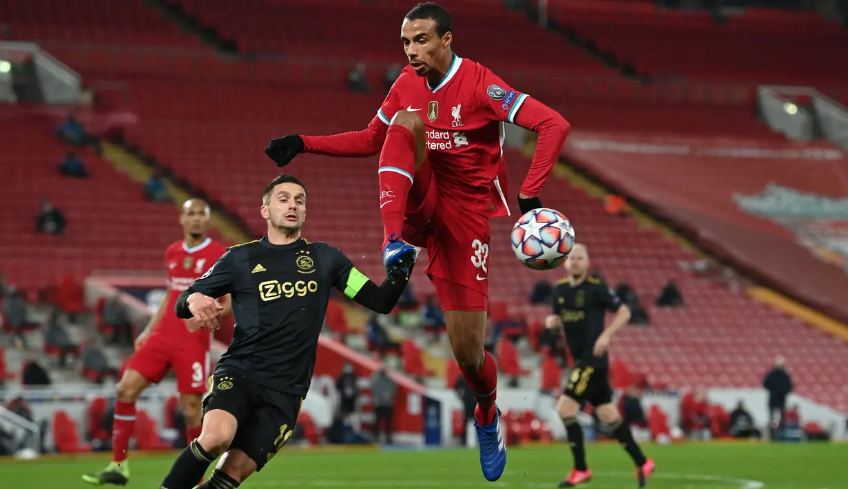 Joel Matip bernasib sama seperti Virgil van Dijk yang mengalami cedera hingga berbulan-bulan. Mereka berdua merupakan salah satu kunci sukses Liverpool kala menyabet titel Liga Inggris musim 2019/2020. Pada laga perdananya, ia berhasil membuat gawang liverpool nir gol. (Foto: AFP/Paul Ellis)